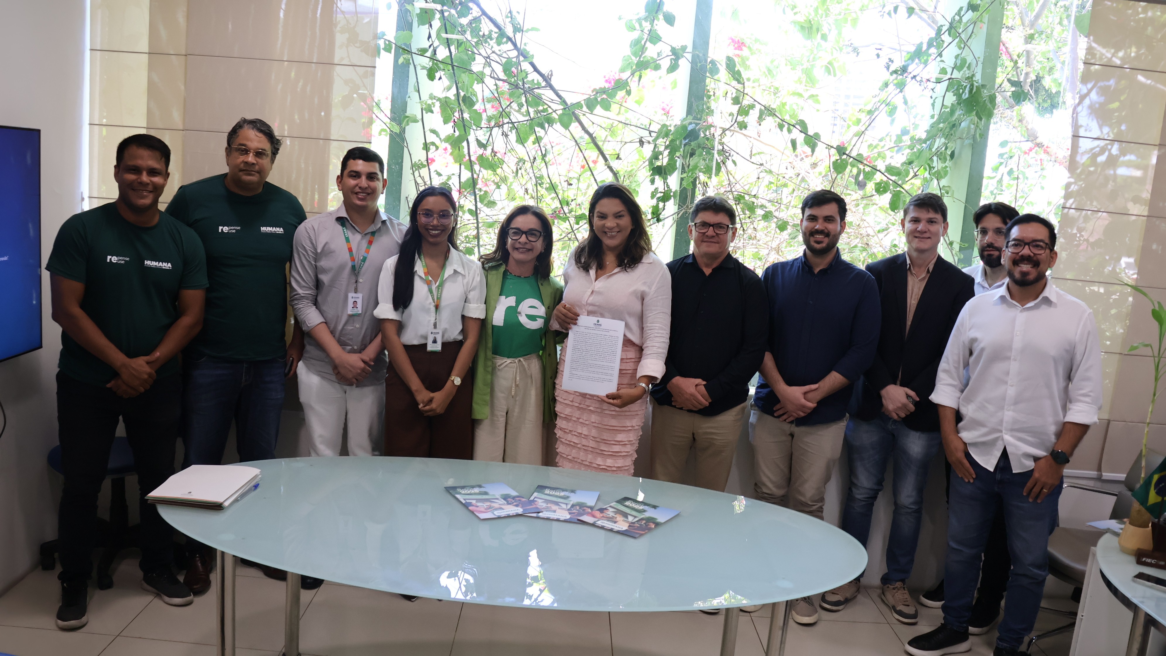 grupo de pessoas posa para a foto